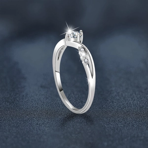 Bague moissanite classique en argent avec monture à quatre griffes et bras entrelacés