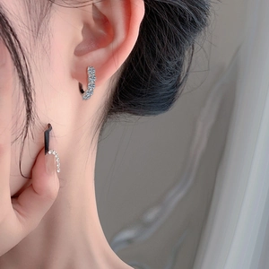 Aros clásicos de plata de ley 925 con piedras de moissanita brillante para mujer