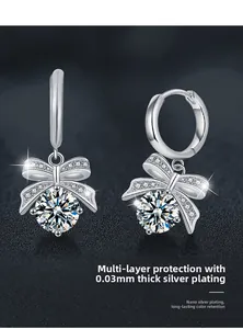 Gros plan de boucles d'oreilles nœud avec zircone ronde et placage en nano-argent brillant