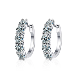 Elegantes pendientes de aro de plata de ley 925 con cinco piedras moissanita en fondo blanco