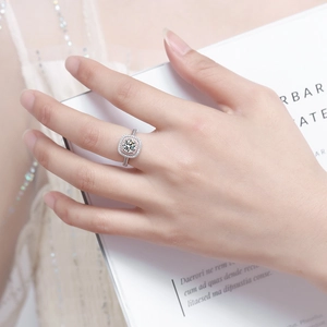 Bague de luxe en argent S925 avec moissanite et détails roses portée à la main