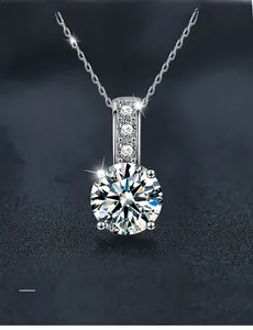 Gros plan d'un collier en argent S925 avec pendentif moissanite brillant taille 3EX