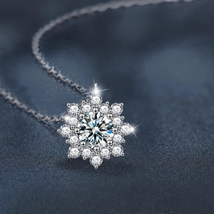 Collier tournesol élégant en argent s925 avec pendentif moissanite sur fond gris neutre