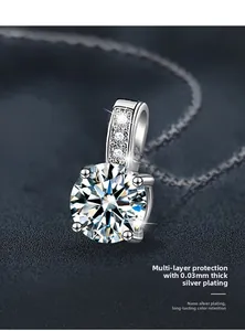 Macro d'un pendentif en moissanite à 4 griffes avec bélière sertie et plaquage nano-argent