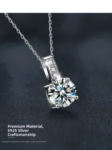 Macro d'un collier en argent sterling S925 avec pendentif brillant en moissanite