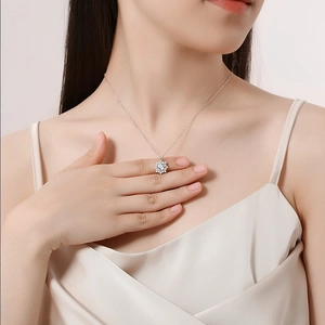 Élégant collier tournesol en argent s925 avec pendentif moissanite porté par un modèle
