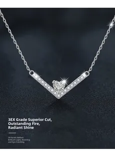 Détail du collier en argent S925 en V avec cœur en moissanite coupe 3EX et 58 facettes