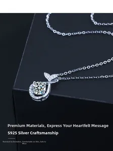 Makroaufnahme der S925 Silber-Meerjungfrau-Halskette mit Moissanit und Gliederkette