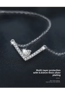 Détail du pendentif en cœur en V avec placage nano-argent et moissanite étincelante