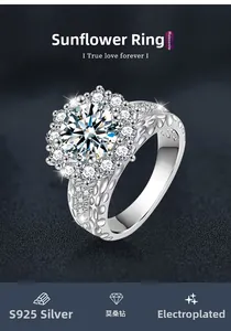 Vue macro d'une bague tournesol en argent S925 avec sertissage de diamants moissanite