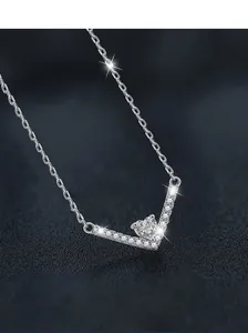 Détail du pendentif en V en argent S925 avec une pierre moissanite en forme de cœur