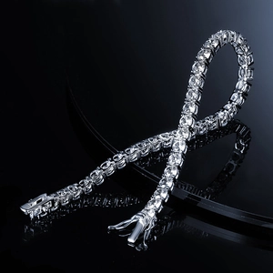 Klassisches 925er Silber Tennisarmband mit 2mm Moissanit auf schwarzer Reflexionsfläche