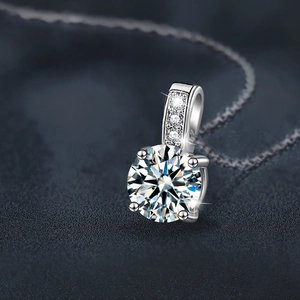 Collier classique en argent sterling S925 moissanite avec pendentif à quatre griffes
