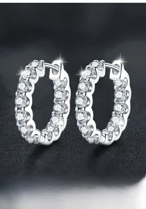 Gros plan de boucles d'oreilles créoles en argent 925 avec pavé complet de moissanite