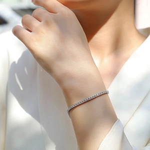 Eleganter 2mm Moissanit Tennis-Armband aus 925er Sterlingsilber am Handgelenk getragen