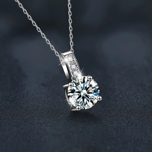 Collier pendentif moissanite en argent 925 avec une pierre ronde classique à quatre griffes