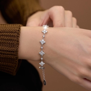 Adjustable S925 sterling silver four-leaf clover bracelet with sparkling moissanite stones