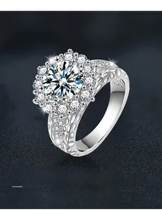 Détail macro de la bague tournesol en argent S925 avec moissanite et anneau texturé gravé