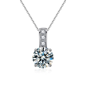 Collier classique en argent S925 avec pendentif moissanite ronde et serti à quatre griffes