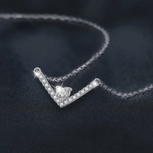 Collier en argent sterling S925 en forme de V avec pendentif cœur et pierres moissanite
