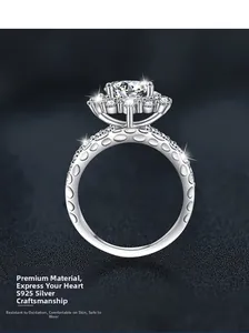 Vue détaillée d'une bague tournesol en argent S925 avec pierre centrale brillante