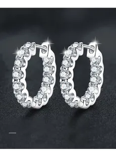 Détail macro de créoles en argent 925 avec moissanite taille 3EX et 58 facettes