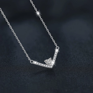 Élégant collier cœur en argent s925 en forme de V avec pavé de moissanite sur cuir noir