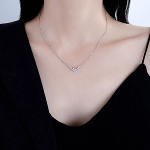Collier chic en argent sterling S925 avec pendentif en V et accents de moissanite