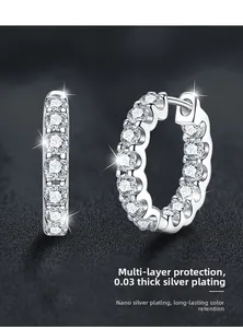 Vue détaillée des créoles en argent 925 et moissanite avec placage nano durable