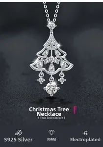 Détail du pendentif sapin de Noël en argent 925 avec des pierres de moissanite brillantes