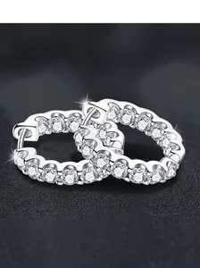 Vue macro des créoles en argent 925 avec sertissage pavé de pierres moissanites