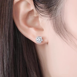 Sparkling S925 sterling silver snowflake stud earrings with moissanite stones for women