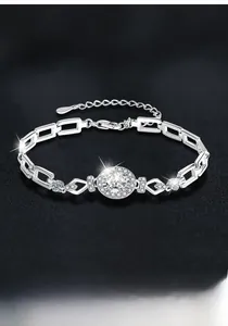 Détail du bracelet ovale en argent S925 et moissanite avec des maillons géométriques