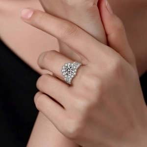Bague halo tournesol luxueuse en argent S925 et moissanite portée sur une main