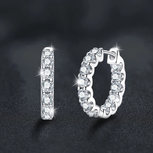 Élégantes créoles en argent sterling 925 avec pavé de moissanite et finition brillante