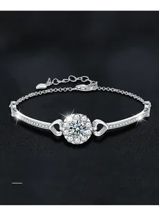 Makroaufnahme von S925 Sterlingsilber Blumenarmband mit Schneeflocken-Diamantbesatz