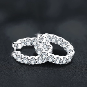 Boucles d'oreilles créoles en argent 925 avec pavé complet de moissanites étincelantes