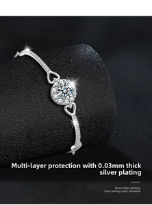 Details von Silberarmband mit Herz-Ausschnitten und Nanometer-Farbbeständigkeit