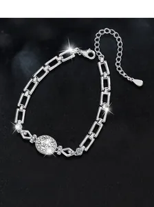 Gros plan d'un bracelet en argent S925 avec moissanite ovale et détails de chaîne polis