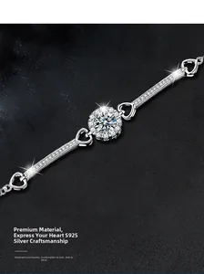 Makroaufnahme von S925 Sterlingsilber Schneeflocken Armband mit Herzgliedern und Steinen