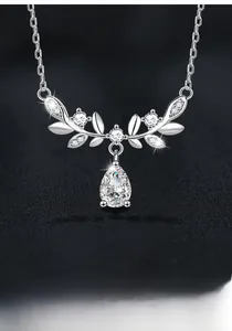 Vue détaillée du pendentif épi de blé en argent S925 avec moissanite en goutte