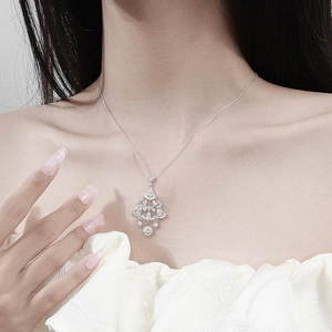 Collier sapin de Noël élégant en argent S925 avec moissanite porté par un mannequin