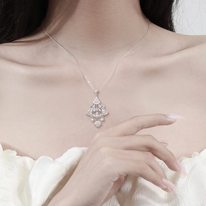 Élégant collier sapin de Noël en argent S925 avec moissanite porté par un mannequin femme