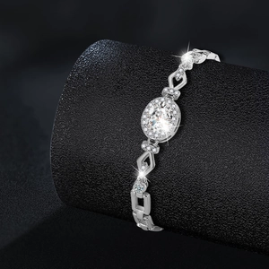 Bracelet élégant en argent sterling S925 avec moissanite ovale et design géométrique chic