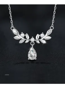 Gros plan du pendentif en argent S925 en forme de blé avec moissanite de taille poire
