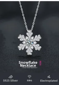 Dettaglio di un ciondolo a fiocco di neve in argento S925 con pietra centrale in moissanite