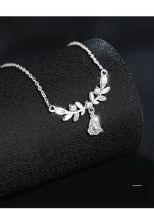 Détail du collier en argent S925 avec pendentif goutte en moissanite sur support noir