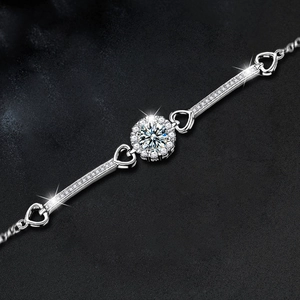 Elegantes S925 Silberarmband mit Herz-Schneeflocken-Design und funkelnden Moissanit Steinen