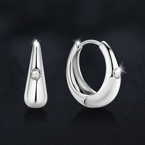 Orecchini a cerchio in argento S925 lucido con design a goccia e moissanite