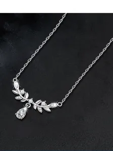Détail macro du pendentif épi de blé en argent S925 avec une pierre de zircon en goutte